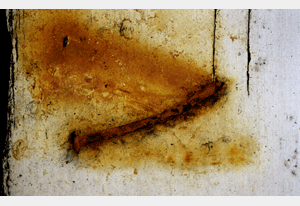 rostiger Nagel auf Balkonbank