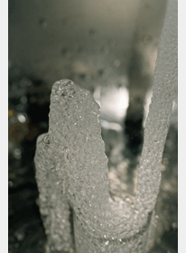 Schnapsglas in Sp&uuml;le mit Wasserstrahl